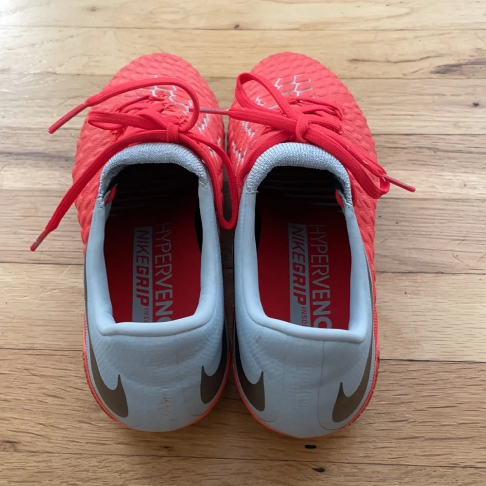 Nike hypervenom Elite Youth size 4. Used once. Normal price $150.